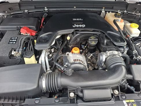Used 2018 Jeep Wrangler Unlimited Sahara w/ Cold Weather Group AWD/4WD image 28