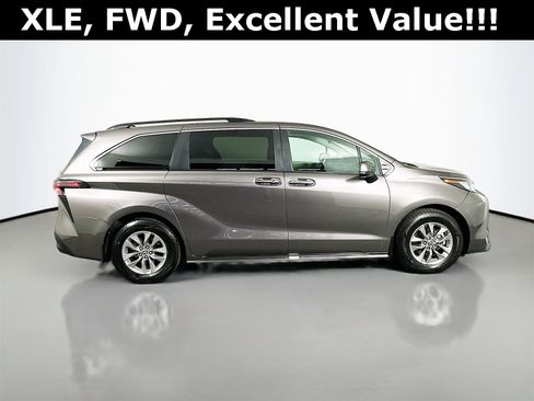 Used 2023 Toyota Sienna XLE image 9