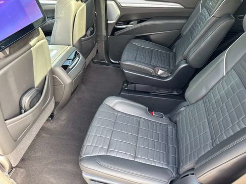 Certified 2025 Cadillac Escalade Premium Luxury Platinum AWD/4WD image 15