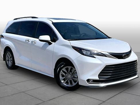 Used 2026 Toyota Sienna XLE FWD image 3
