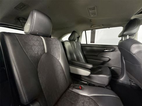 Used 2025 Toyota Highlander XLE AWD/4WD image 41