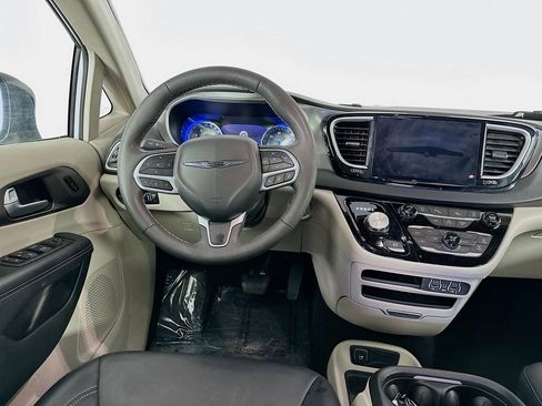 Certified 2024 Chrysler Pacifica Touring-L image 29