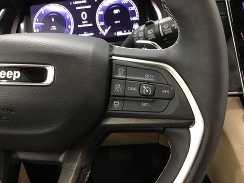 Used 2023 Jeep Grand Cherokee Limited w/ Luxury Tech Group II AWD/4WD image 46