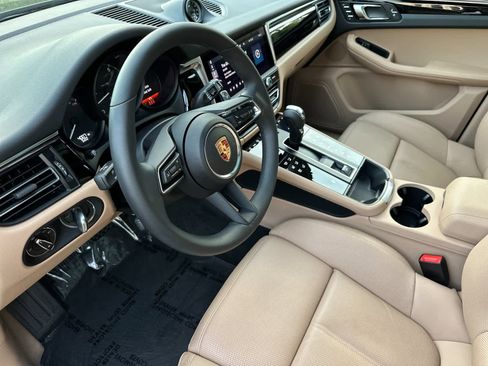 Certified 2025 Porsche Macan AWD/4WD image 4