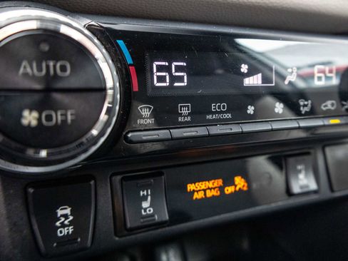 Used 2019 Toyota RAV4 XLE w/ Convenience Package FWD image 31