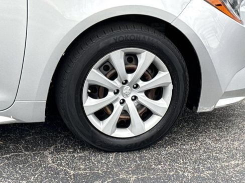 Used 2021 Toyota Corolla LE FWD image 5