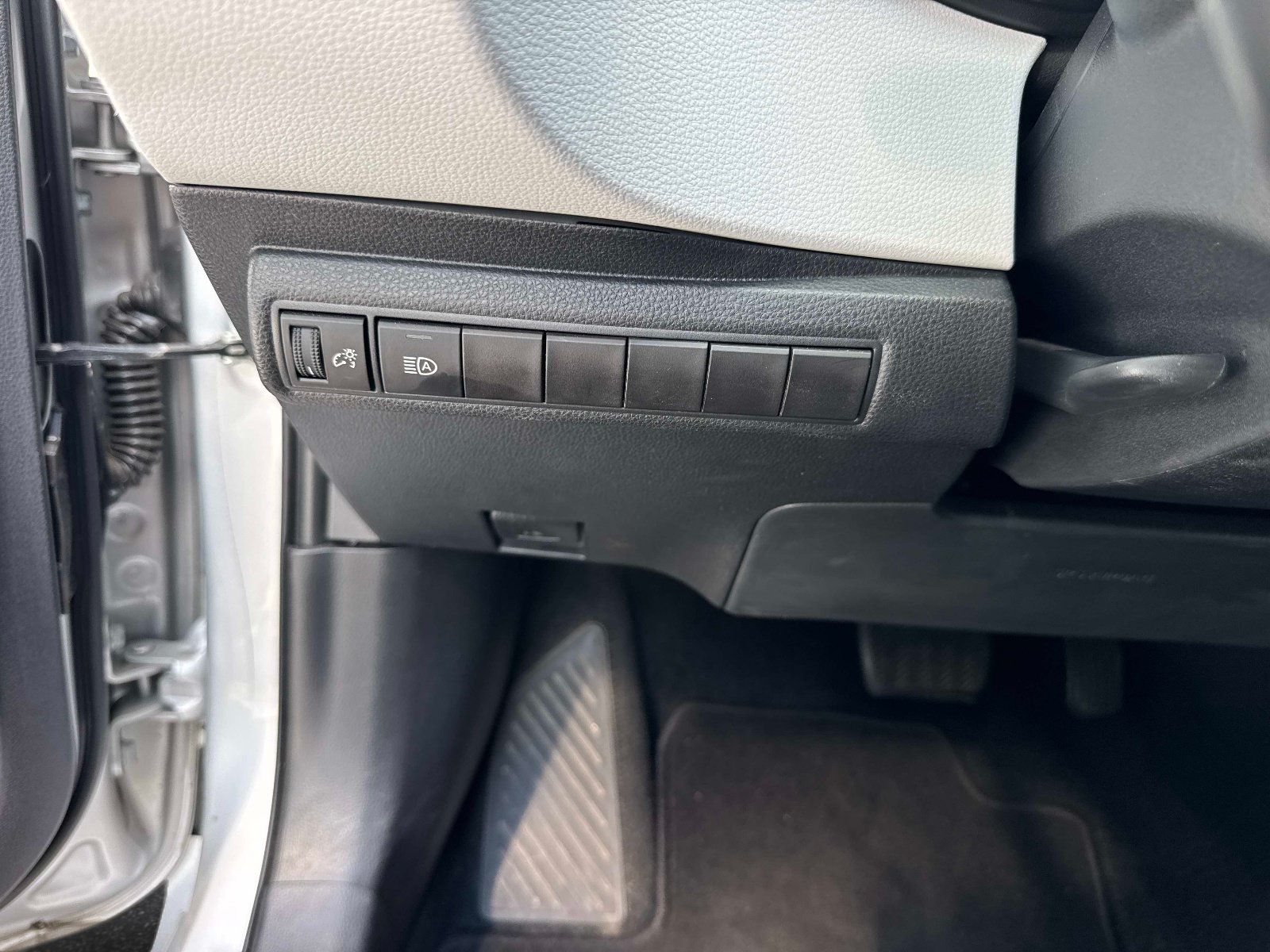 Used 2022 Toyota Corolla SE w/ SE Premium Package FWD image 31