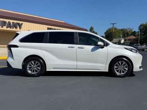 Used 2023 Toyota Sienna XLE image 9