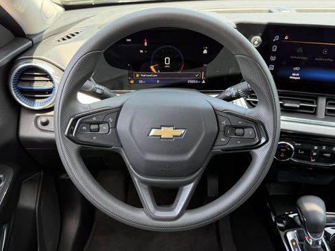Used 2025 Chevrolet Trax LT FWD image 13