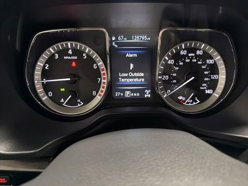 Used 2018 Nissan Titan SV w/ SV Convenience Package image 18