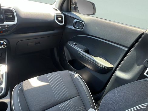 Certified 2025 Hyundai Venue Limited FWD image 13
