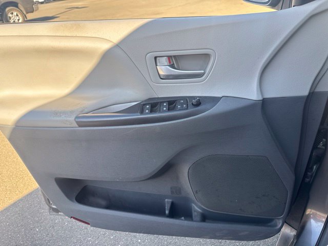 Used 2018 Toyota Sienna LE w/ Carpet Mat Package FWD image 10