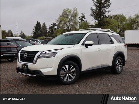 Used 2024 Nissan Pathfinder SL image 1