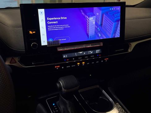 Used 2025 Toyota Sienna Limited image 19