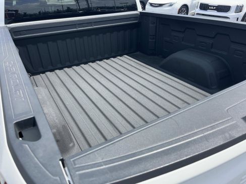 Used 2022 Chevrolet Silverado 1500 LT AWD/4WD image 12