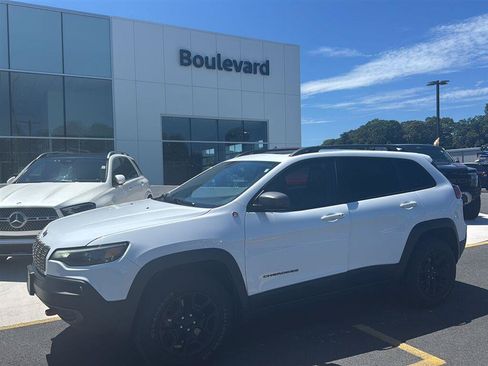 Used 2019 Jeep Cherokee Trailhawk AWD/4WD image 16