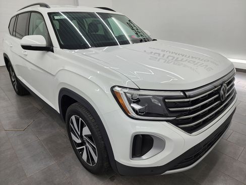 Used 2025 Volkswagen Atlas SE image 2