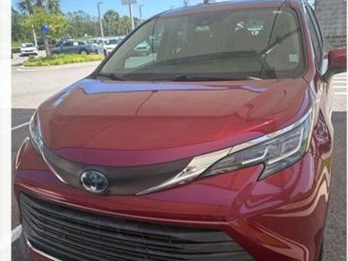 Used 2021 Toyota Sienna XLE FWD image 6