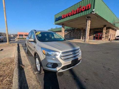 Used 2018 Ford Escape SE w/ SE Sync 3 Package image 1