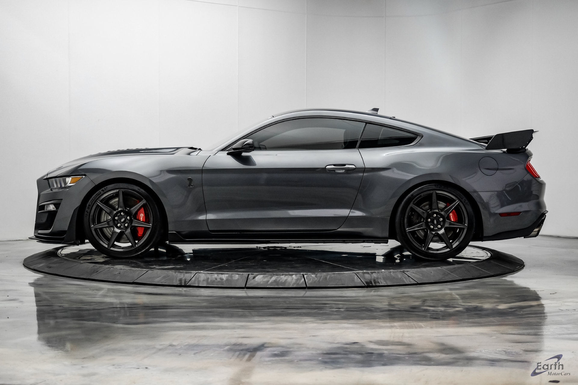 Used 2021 Ford Mustang Shelby GT500 w/ Carbon Fiber Track Pack RWD image 8