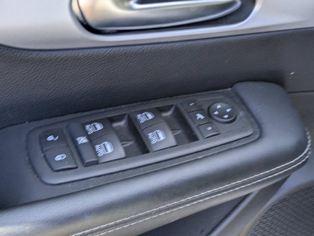 Used 2025 Chrysler Pacifica Limited FWD image 8