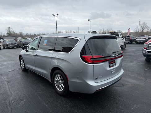 Used 2024 Chrysler Pacifica Touring-L image 7