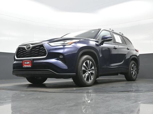 Used 2022 Toyota Highlander XLE AWD/4WD image 29