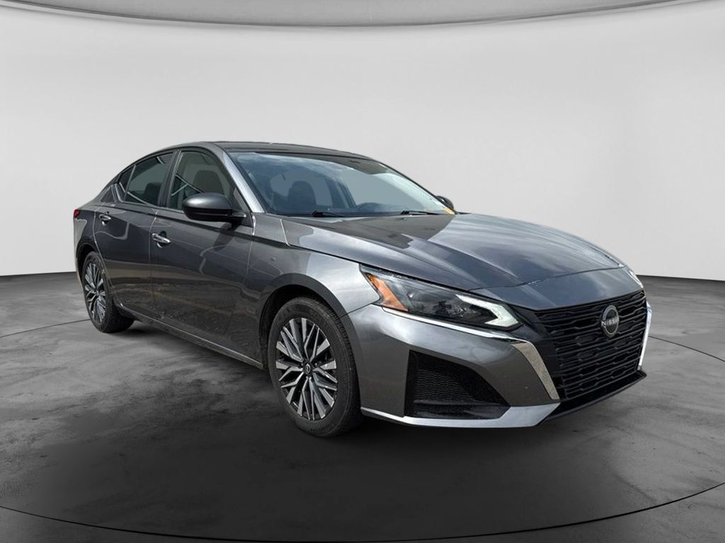 Used 2025 Nissan Altima 2.5 SV FWD image 3