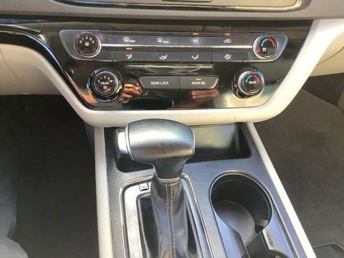 Used 2018 Kia Sedona LX w/ LX Essentials Premium Package FWD image 24