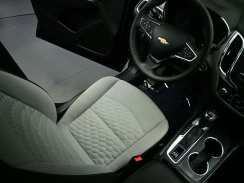 Used 2021 Chevrolet Equinox LS image 9