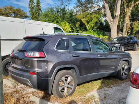 Used 2019 Jeep Cherokee Limited image 3