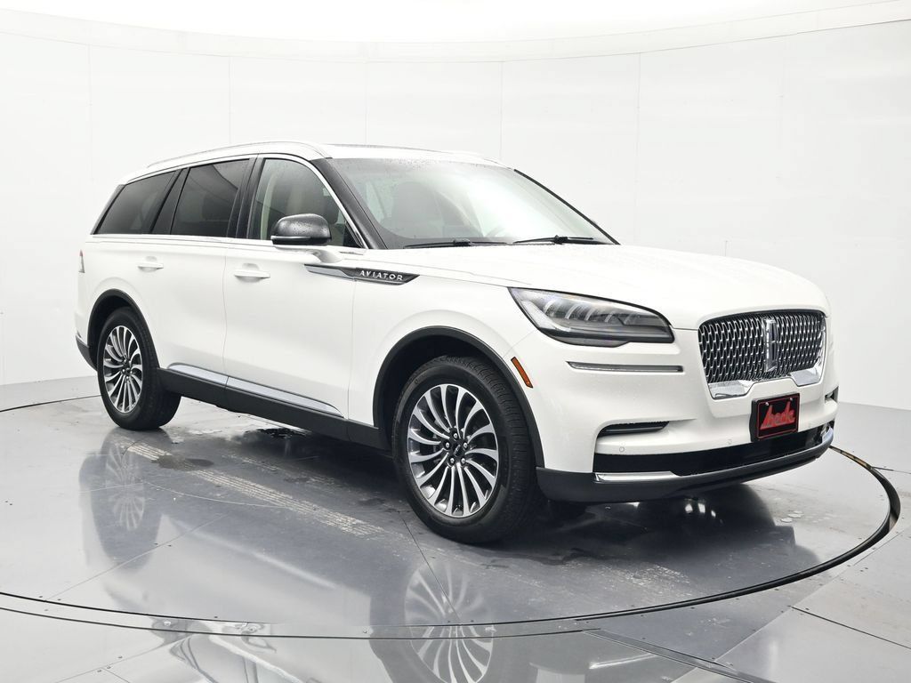 Used 2024 Lincoln Aviator 2WD w/ Premium Package image 3