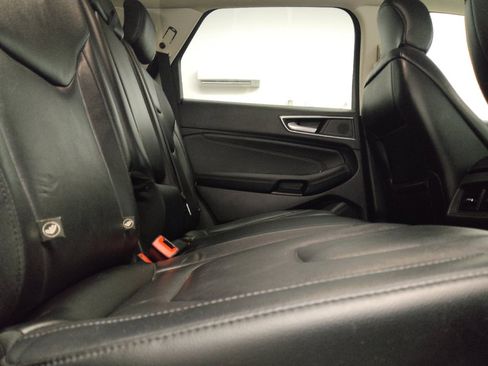 Used 2019 Ford Edge Titanium FWD image 19