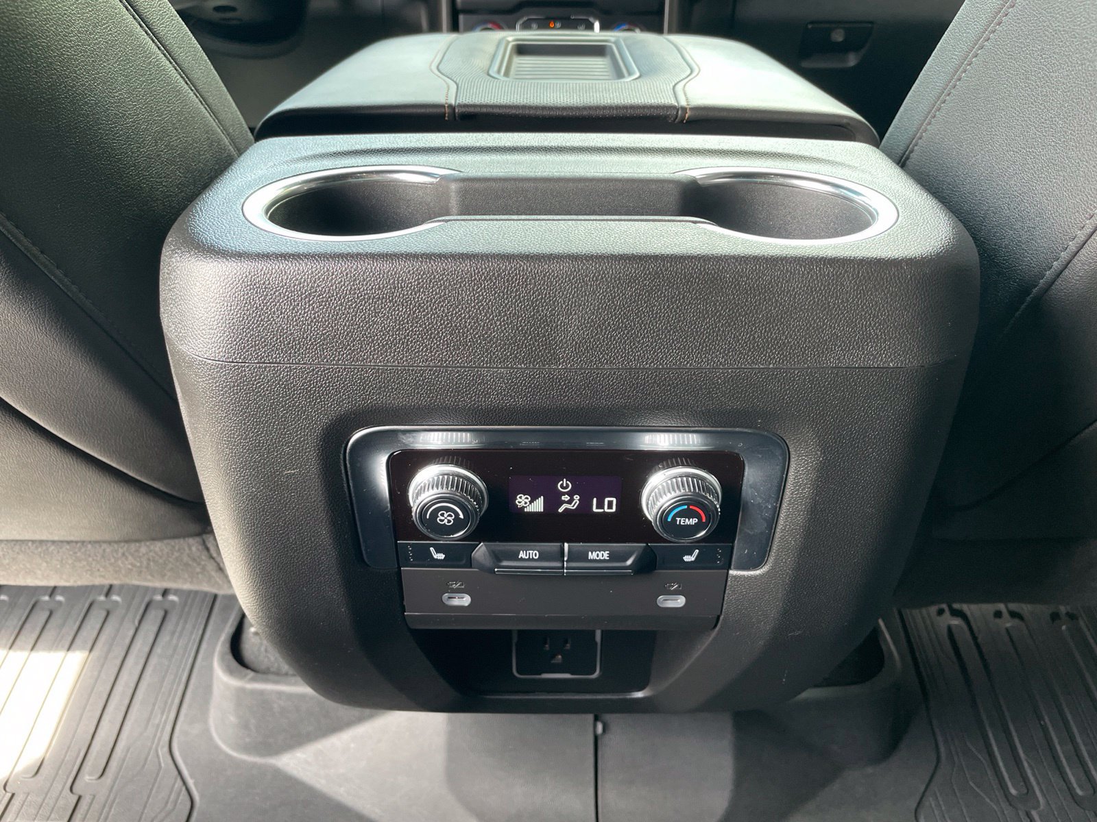 Used 2024 GMC Yukon AT4 w/ Technology Package AWD/4WD image 35