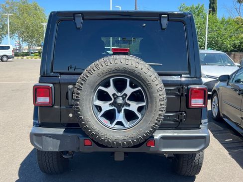 Used 2018 Jeep Wrangler Unlimited Sahara w/ Uconnect 4C Nav & Sound Group AWD/4WD image 5