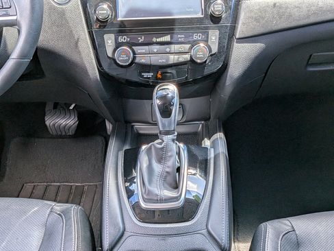 Used 2017 Nissan Rogue SL w/ SL Premium Package FWD image 20