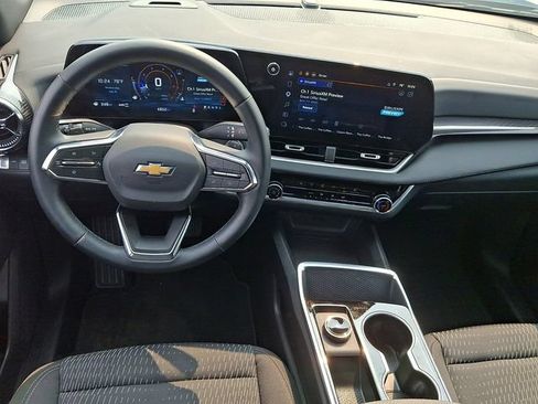Used 2026 Chevrolet Equinox LT w/ Safety and Technology Package AWD/4WD image 3