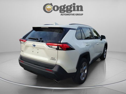 Used 2021 Toyota RAV4 XLE Premium AWD/4WD image 5