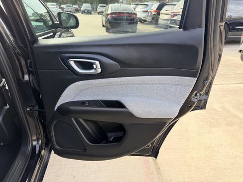 Used 2024 Jeep Compass Latitude image 24