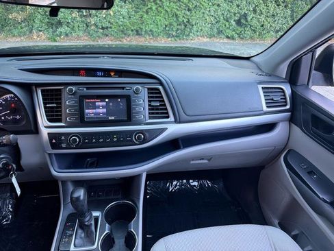 Used 2018 Toyota Highlander LE FWD image 33