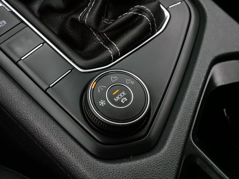 Certified 2022 Volkswagen Taos SE image 28