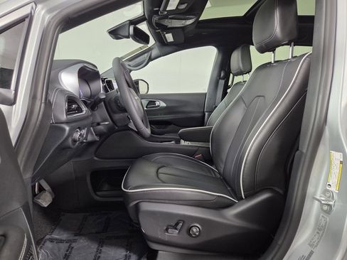 New 2026 Chrysler Pacifica Limited w/ Uconnect Theater Family Group FWD image 10