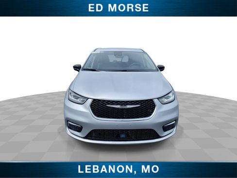 Used 2024 Chrysler Pacifica Touring-L FWD image 3