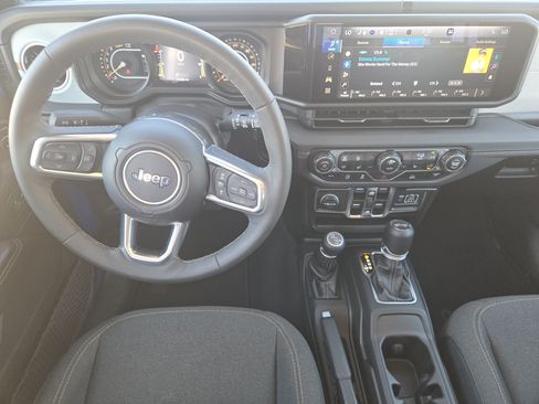 Used 2025 Jeep Wrangler Unlimited Sahara AWD/4WD image 28