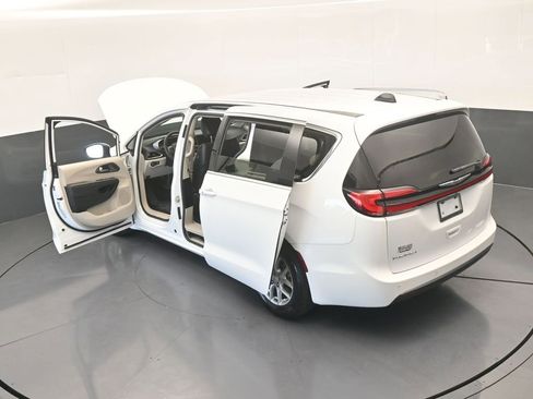 Used 2023 Chrysler Pacifica Touring-L image 68