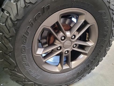 Used 2016 Jeep Wrangler Unlimited Sahara AWD/4WD image 31
