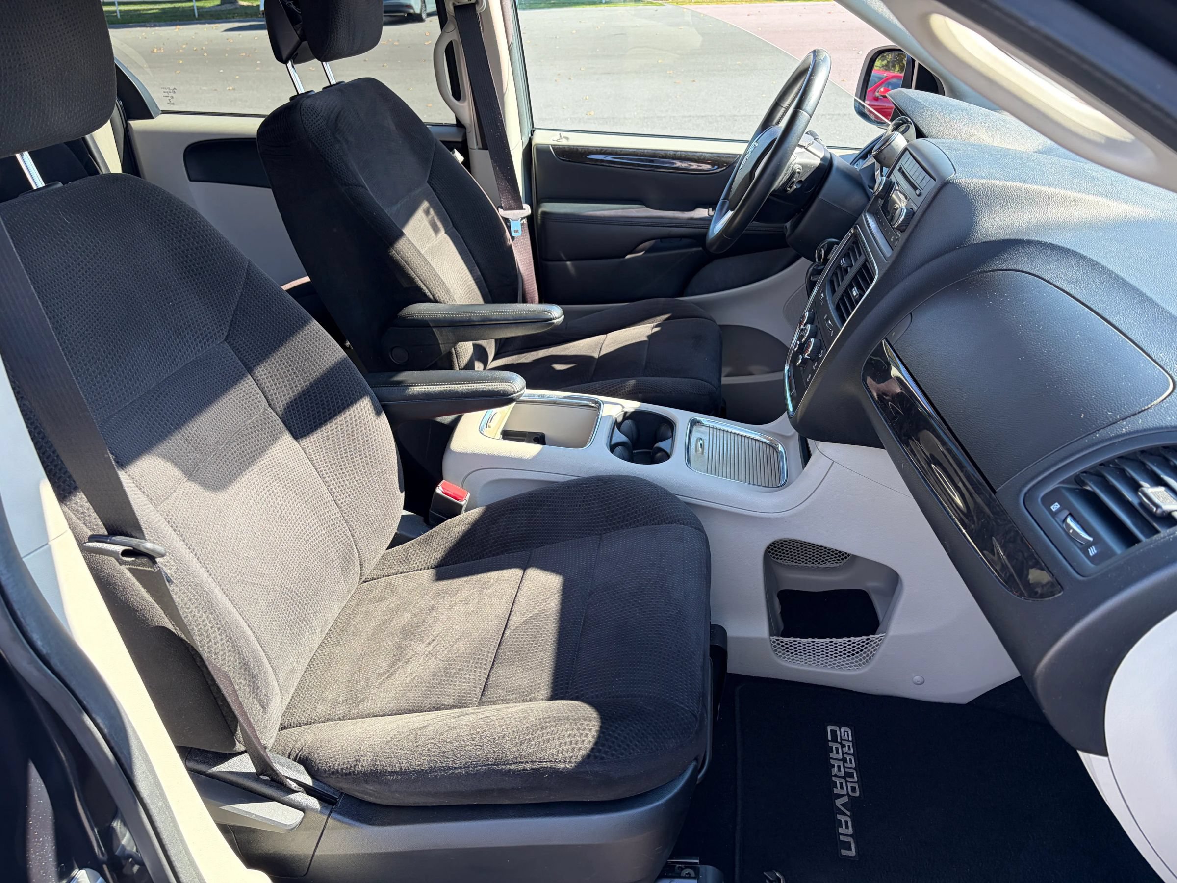 Used 2013 Dodge Grand Caravan SXT w/ Rear Park Assist Pkg FWD image 11