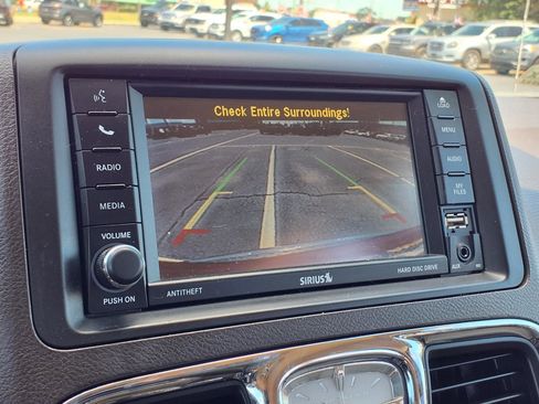 Used 2016 Chrysler Town & Country Touring w/ Driver Convenience Group FWD image 10