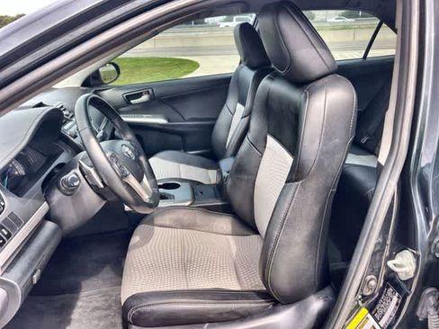 Used 2014 Toyota Camry SE FWD image 11