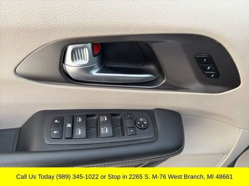 Used 2024 Chrysler Pacifica Touring-L image 27